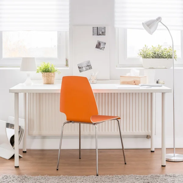 Skrivbord med orange stol — Stockfoto