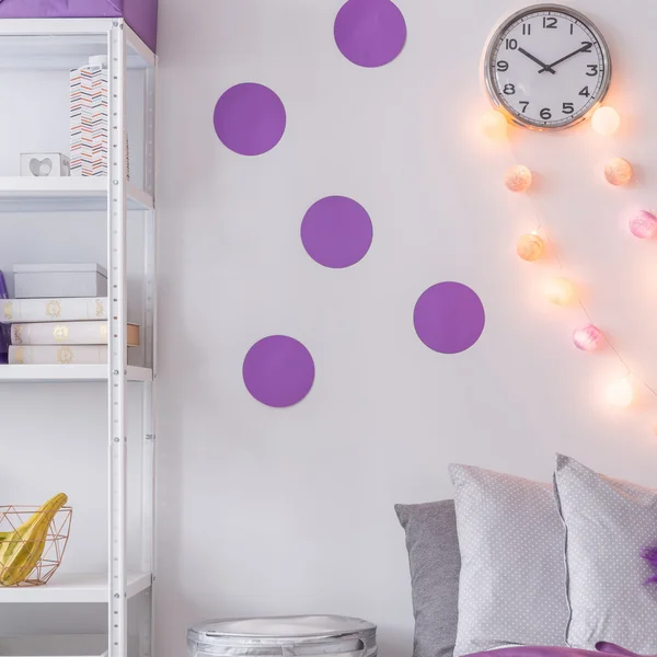Dekorasi dinding ungu di kamar tidur — Stok Foto