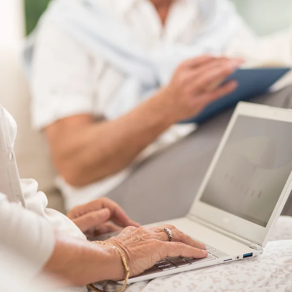 Senior femenino usando laptop — Foto de Stock