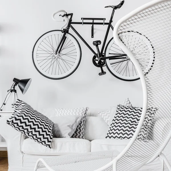 Fiets in eigentijds interieur — Stockfoto