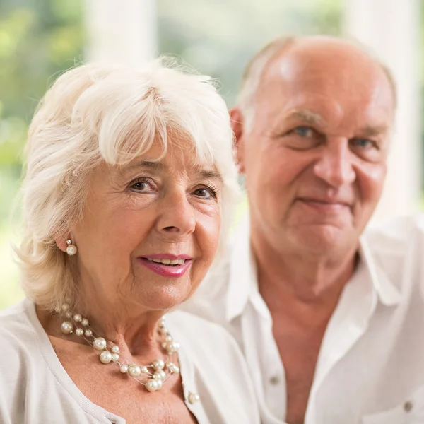 Couple de personnes âgées amoureux — Photo