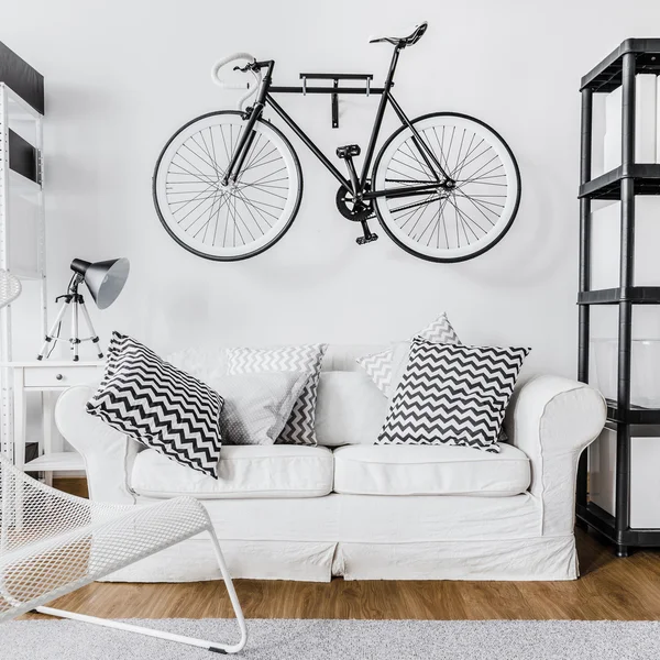 Moderne ruimte en fiets — Stockfoto