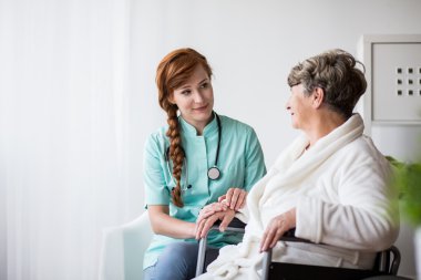 Doktor destekleyici hasta kadın kıdemli