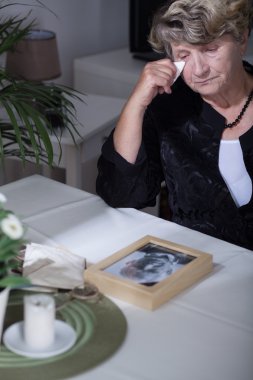 Fotoğraf arayan kadın