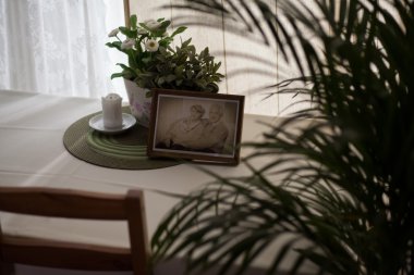 Yaşlı çift resmini çerçeveli