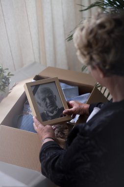 Koca bir fotoğraf ile dul