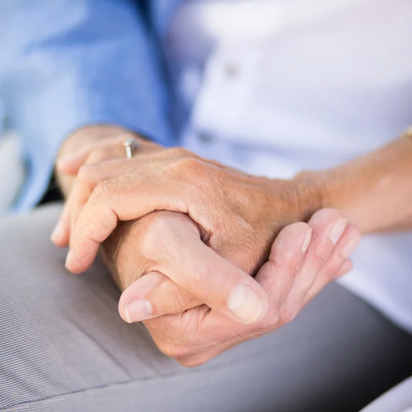 Senior Paar Handen vasthouden — Stockfoto