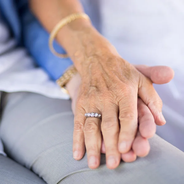 Esposa segurando a mão do marido — Fotografia de Stock