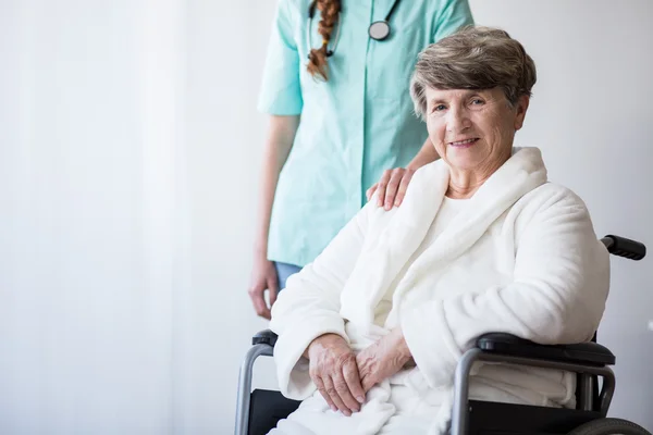 Inavlid vrouw en arts — Stockfoto