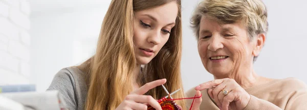 Sie kann immer etwas Neues von ihrer Oma lernen — Stockfoto