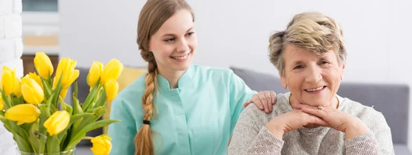 Sie ist froh, jemanden zu haben, der sich immer um sie kümmern kann — Stockfoto