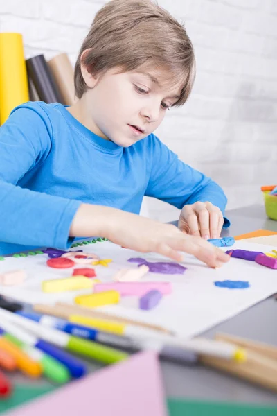Kleine jongen en zijn creatieve hobby — Stockfoto