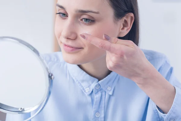 Vechten met een defect van het oog op een moderne manier — Stockfoto