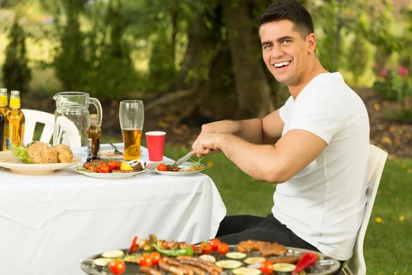 Hombre y cena afuera —  Fotos de Stock