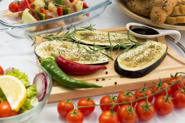 kesme tahtası üzerinde patlıcan