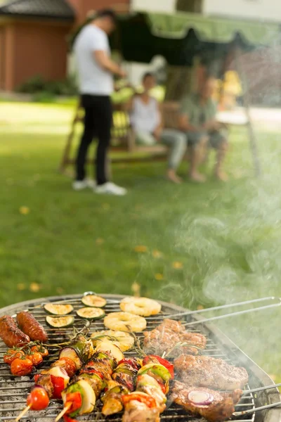 Grill om sommeren eftermiddag - Stock-foto