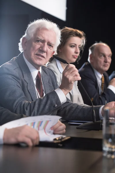 Hombre dando presentación corporativa — Foto de Stock