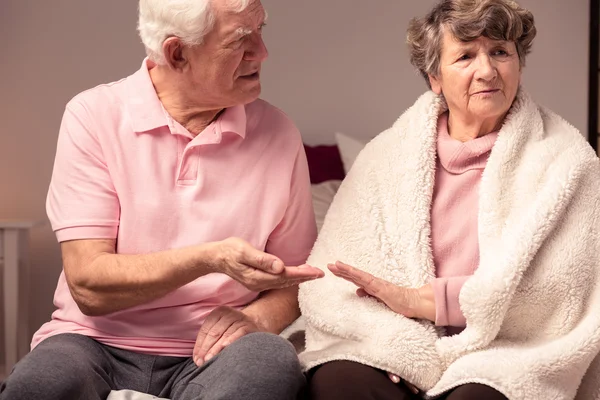 Konflikten mellan äldre man och kvinna — Stockfoto