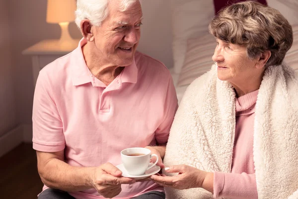 Seniors supporting each other — Stock Photo, Image