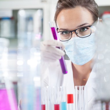 Tüp bebek tutan laborant