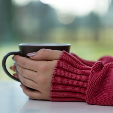 sıcak çay içme kadın