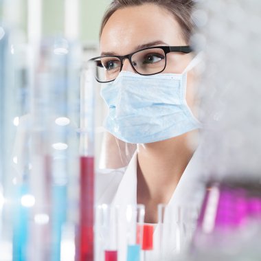 Test tüpleri olan bilim adamı.