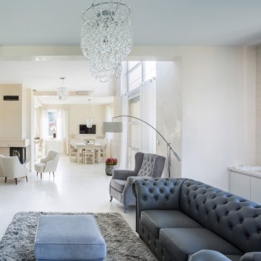 Modern oturma odasında taş merdiven yer