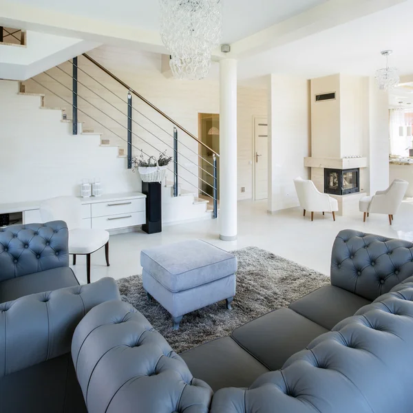 Escalier en pierre placé dans le salon moderne — Photo