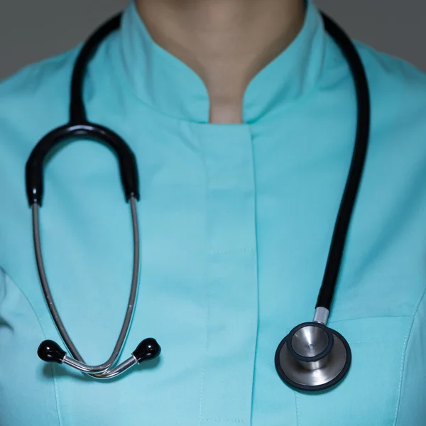 Doktor stetoskop giyiyor — Stok fotoğraf