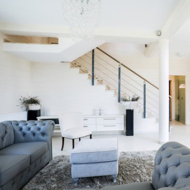 Modern oturma odasında taş merdiven yer