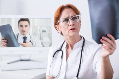 Bir tümör olduğunu düşünüyorsun?