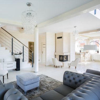 Modern oturma odasında taş merdiven yer