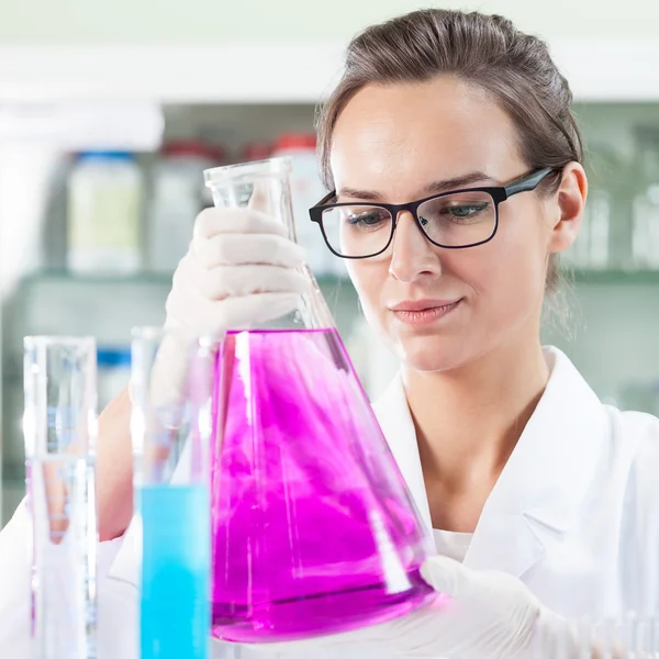 Chemist doing experiment — Stock Photo, Image