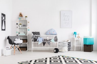 Güneşli bir günde mutlu bulutlar