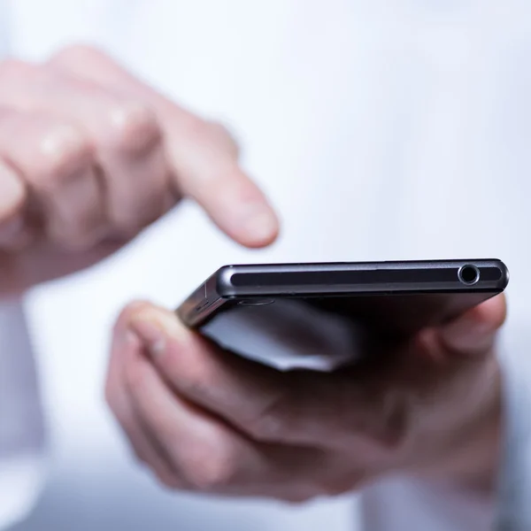 Gros plan des mains du médecin à l'aide du téléphone — Photo