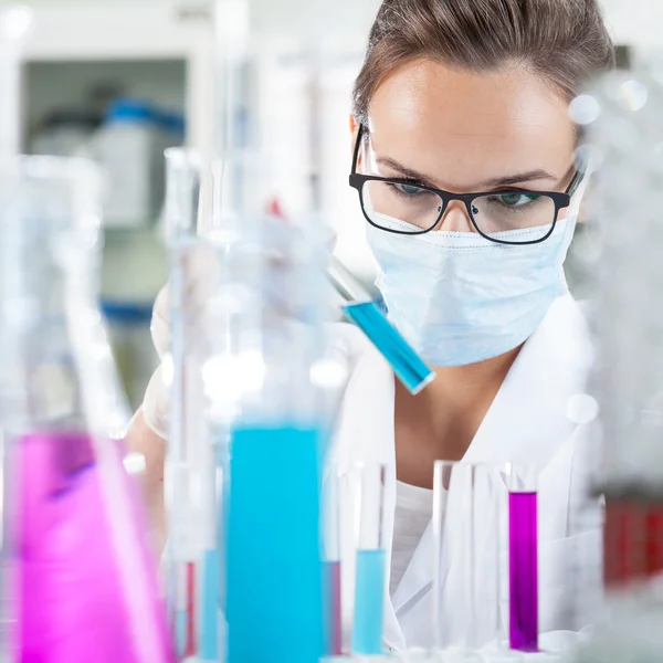 Sıvıyı test tüpünde analiz eden kadın