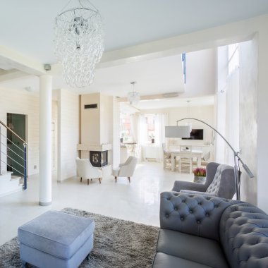 Modern oturma odasında taş merdiven yer