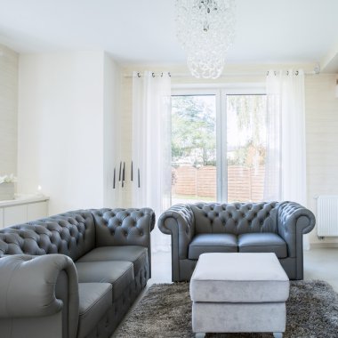 Büyük modern evde dinlenmek için rahat yer