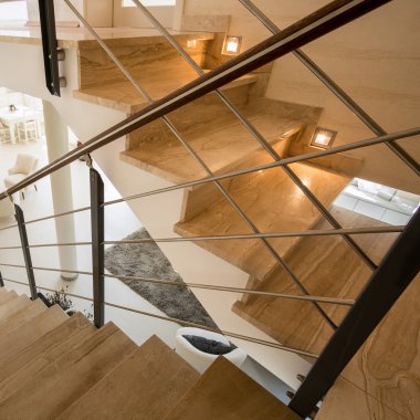 Görünüm pahalı evde mermer merdiven