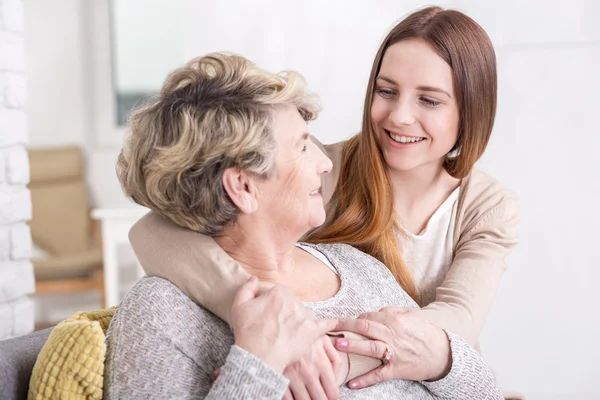 Encuentro gozoso de generaciones —  Fotos de Stock