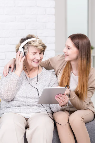 Non è mai troppo tardi per ascoltare gli ultimi successi — Foto Stock