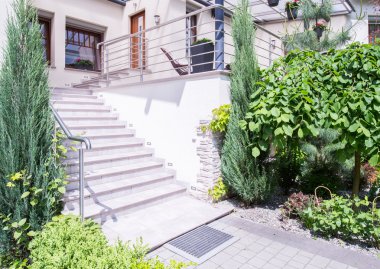 Önünde merdiven evi