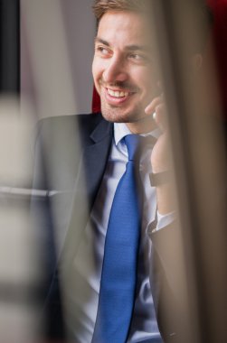 genç adam ve telefon