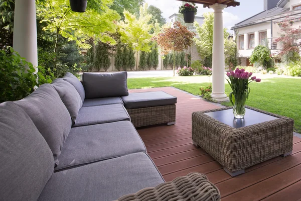 Sofa im Garten — Stockfoto