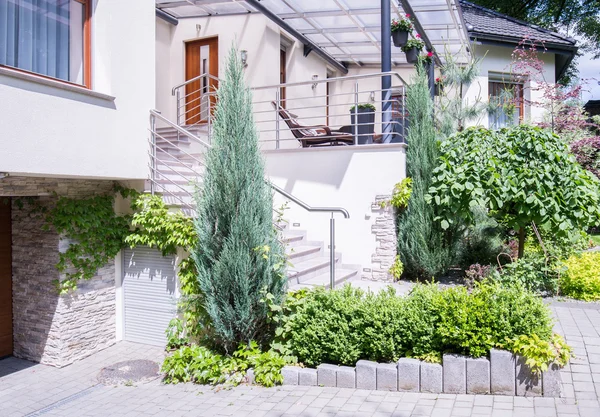 Giardino di fronte alla casa — Foto Stock