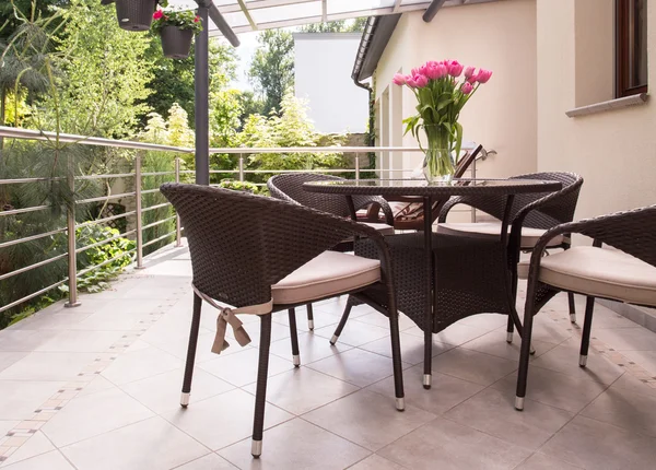 Mobili da giardino sul balcone — Foto Stock