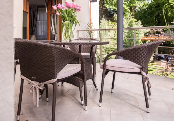 Terrasse mit Korbmöbeln — Stockfoto