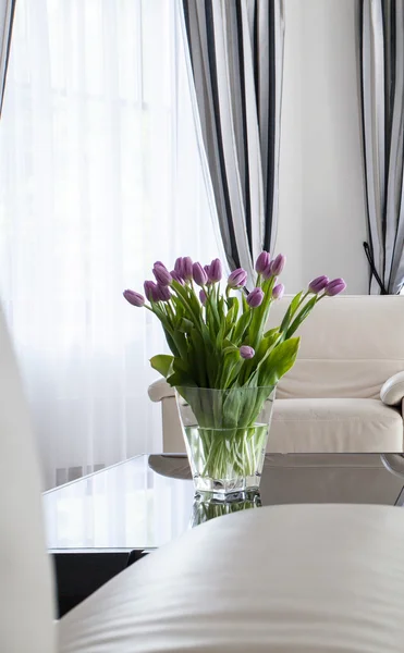 Vaso com tulipas cacho — Fotografia de Stock