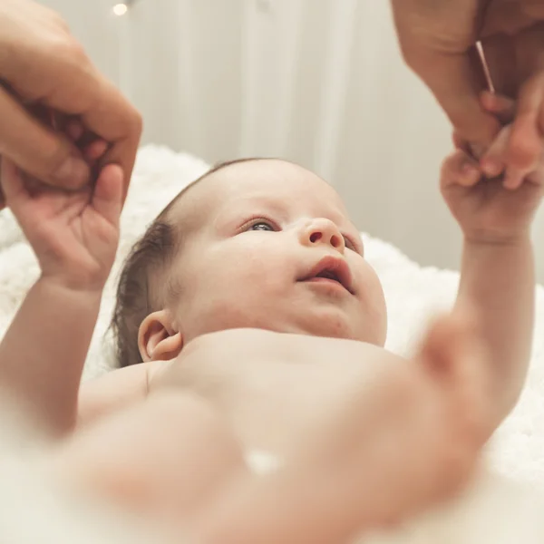 母の生まれたばかりの子供と遊ぶ — ストック写真