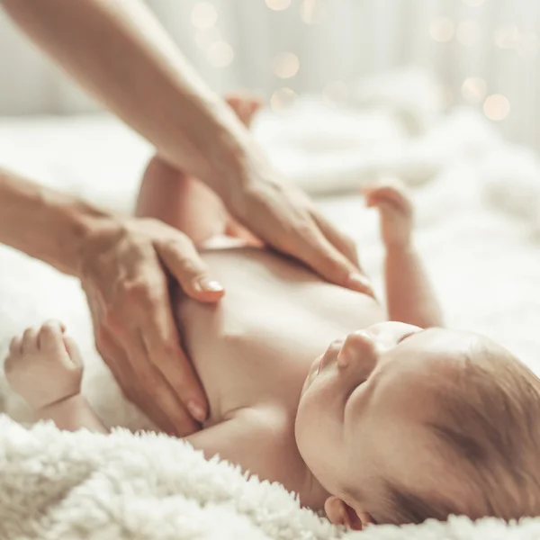 Mãe gentil tocando seu bebê — Fotografia de Stock